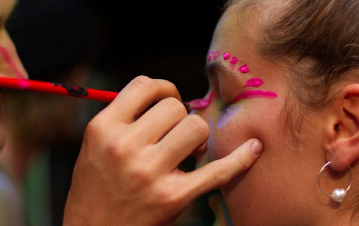 images/075-party-face-painting.jpg